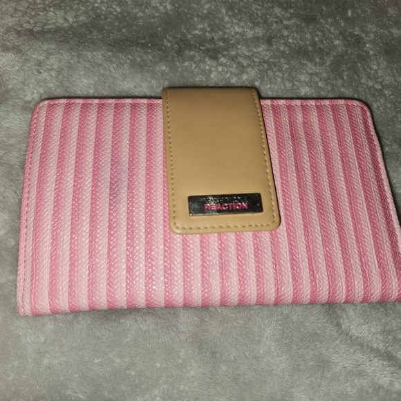 Kenneth Cole Wallet - Picture 1 of 4